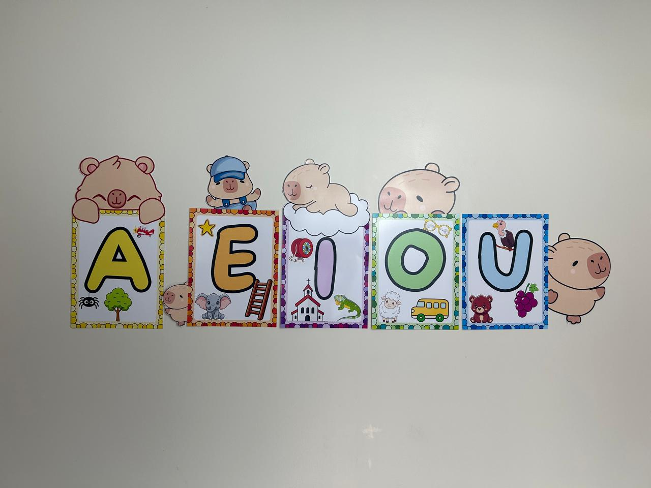 Imagem de Material educativo: Cards das Vogais Coloridos Tema Capivara