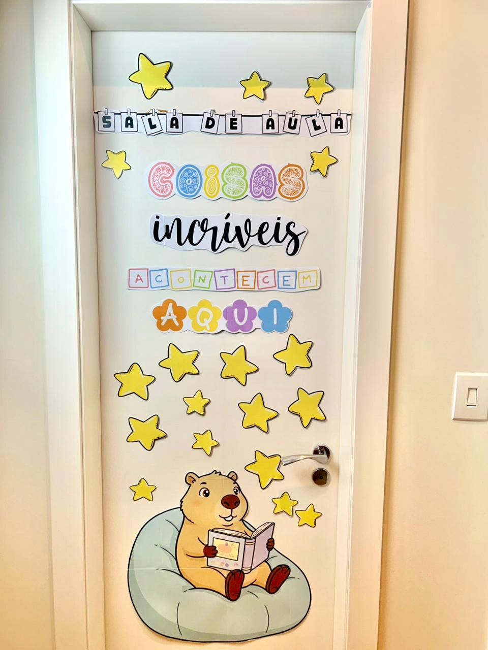 Preview de Decoração de Porta: Coisas Incríveis Acontecem Aqui!