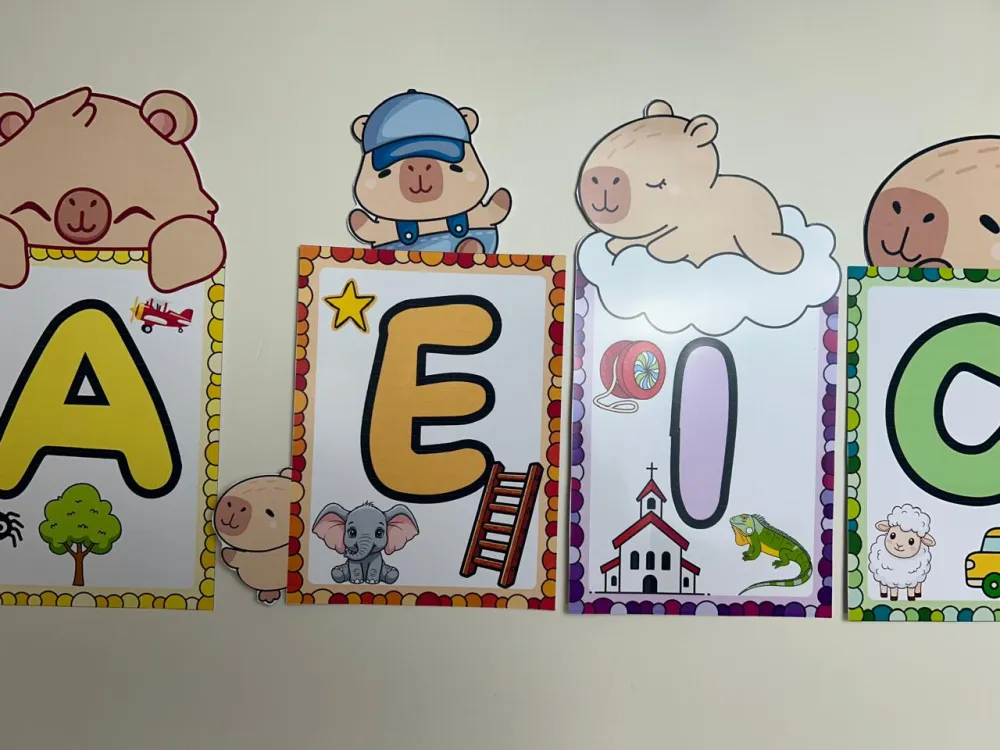 Imagem 2 de Material educativo: Cards das Vogais Coloridos Tema Capivara