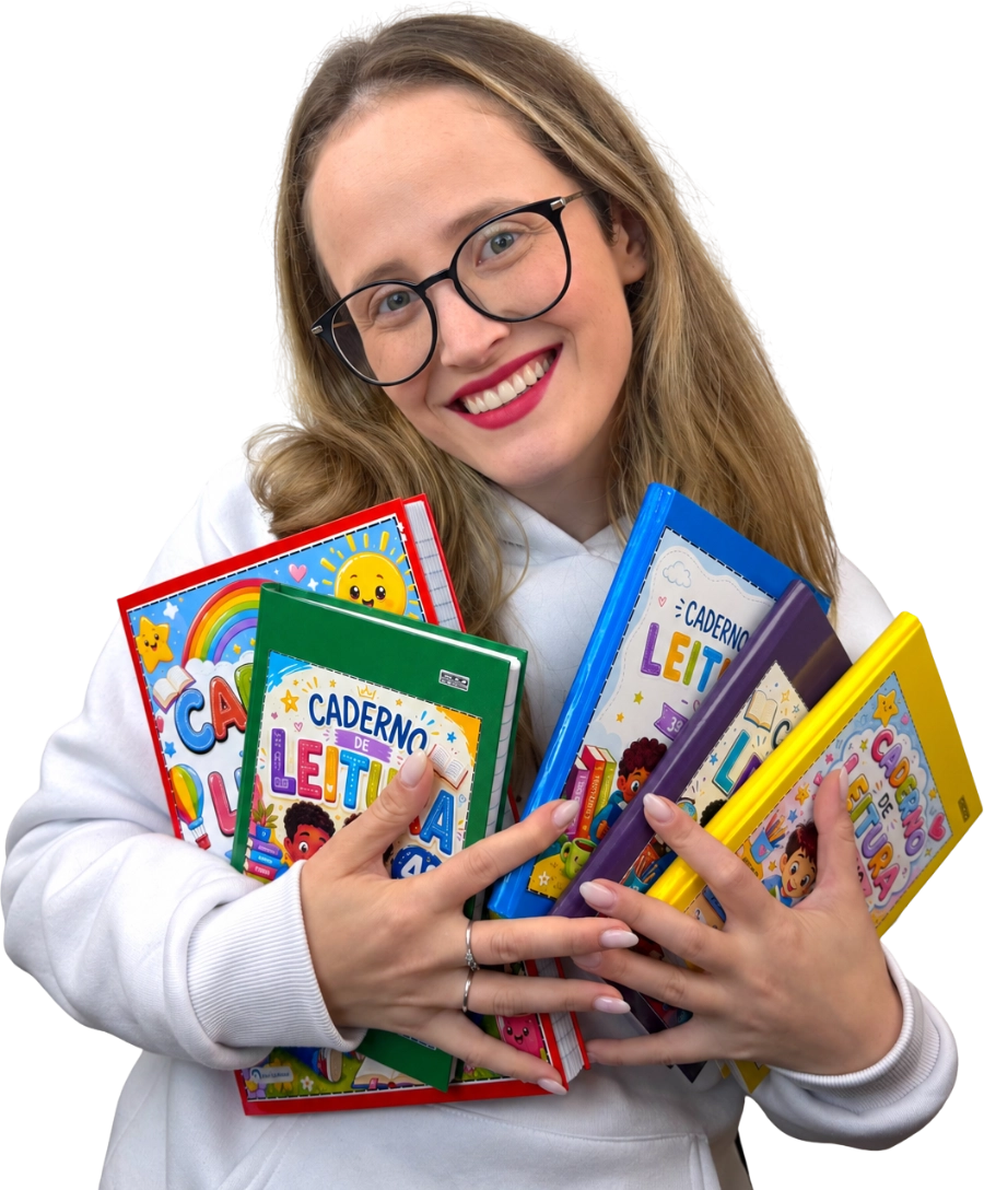 Cristina Civa, cofundadora da Sala de Saberes, segurando cadernos de leitura